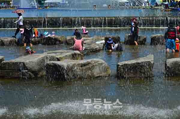 글로벌 살수대첩 거리 페레이드를 시작으로 본격 축제에 들어간  제18회 정남진 장흥물축제 (사진촬영 / 조경륜)