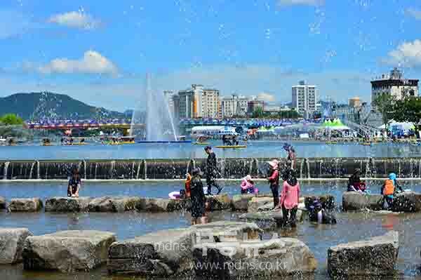 글로벌 살수대첩 거리 페레이드를 시작으로 본격 축제에 들어간  제18회 정남진 장흥물축제 (사진촬영 / 조경륜)