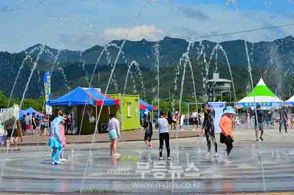 글로벌 살수대첩 거리 페레이드를 시작으로 본격 축제에 들어간  제18회 정남진 장흥물축제 (사진촬영 / 조경륜)