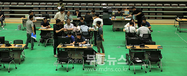 중앙합동조사단이 나주종합스포츠파크 다목적체육관에 본부를 설치되어 중앙합동조사단이 피해 현황을 살펴보고 있다. (나주시 제공)