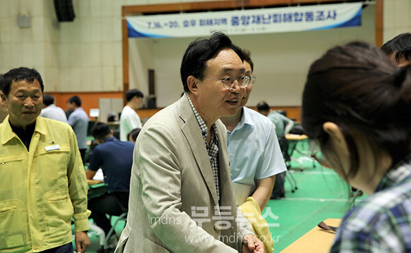 윤병태 나주시장이 광주전남 조사반 직원들을 격려하고 있다. (사진제공-나주시)