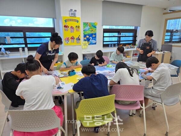 일시돌봄 서비스에 참여 중인 어린이들/무안군 제공