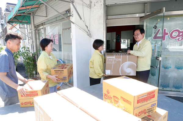 문인 북구청장 신안동 침수 피해세대 의연물품 전달 사진
