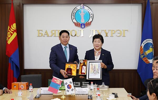 농어촌 인력난 해소와 지역 특산물 해외 판로 개척을 위한 협력을 협의한 진도군 의회 (진도군 의회 제공)