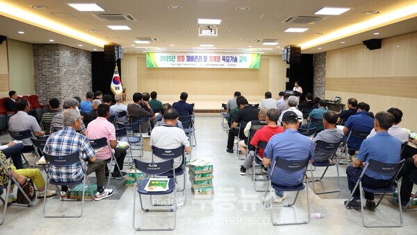 승달문화예술회관에서 진행된 양파 기계화 육묘 기술교육