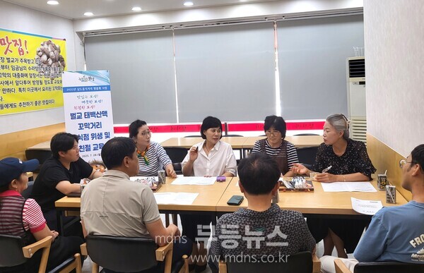 보성군, ‘남도음식거리 명품화 사업’ 시동_벌교 태백산맥 꼬막거리 음식점 위생 및 친절 교육을 하고 있다./보성군 제공