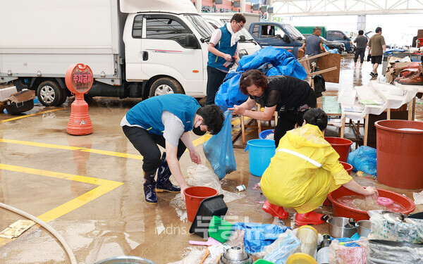 300㎜ 폭우 내린 함평군, 피해 복구 총력 대응 전개 1_호우 피해 현장 자원봉사활동/함평군 제공