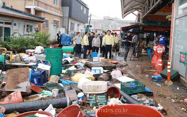 300㎜ 폭우 내린 함평군, 피해 복구 총력 대응 전개 3_이상익함평군수, 김영록도지사 함평천지전통시장 방문사진