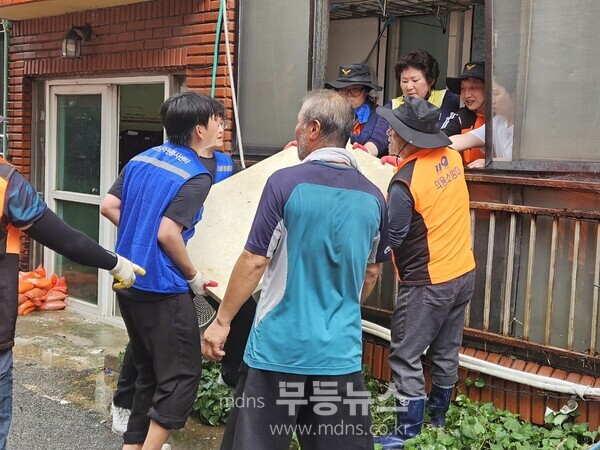 피해 복구 작업 중인 자원봉사지원단/무안군 제공