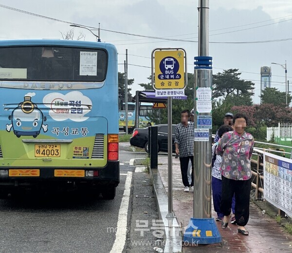 옥과전통시장에 정차하고 있는 곡성군 군내버스