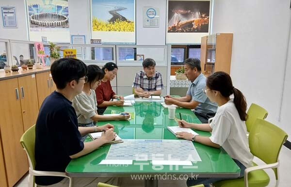 상담을 하고 있는 진도군ㅇ (진도군 제공)