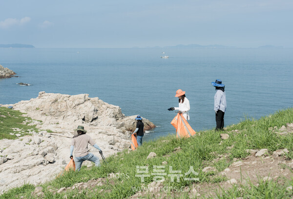 육산도 해안 자갈 퇴적지역에 유입된 해양쓰레기수거