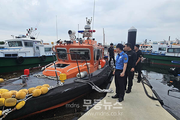 주말 호우 대비 취약지 현장 점검을 하고 있는 김기용 서장 (여수해경 제공)