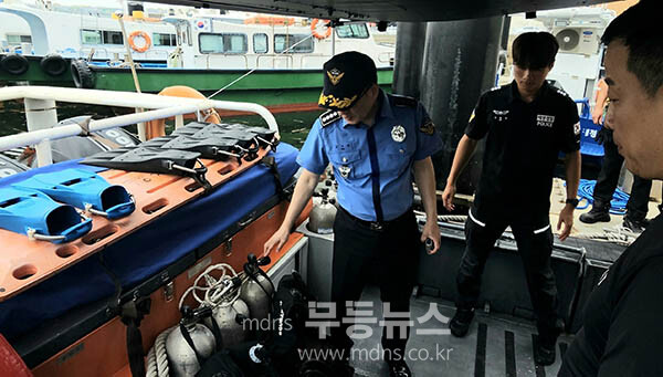 주말 호우 대비 취약지 현장 점검을 하고 있는 김기용 서장 (여수해경 제공)