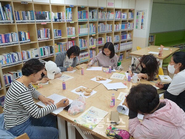 도서관 동아리 활동 모습 사진.