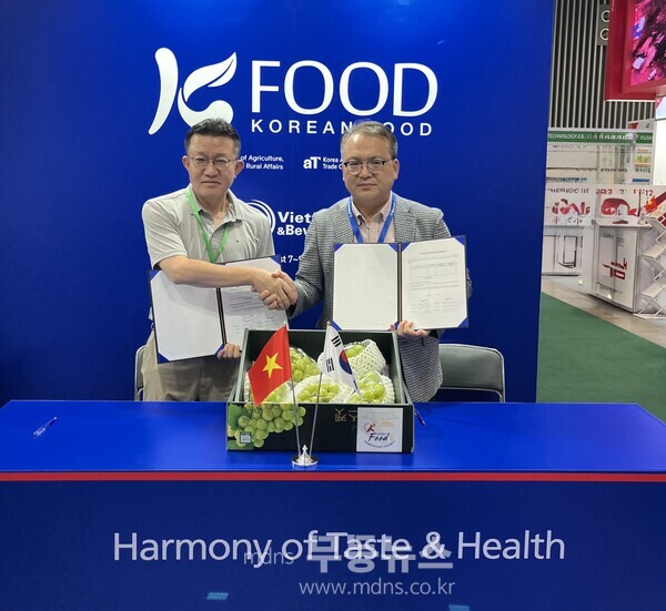 7일 Hand&Hand 컴퍼니 수출 계약 체결식(왼쪽 Hand&Hnad 회장 김민구, 오른쪽 노병철 농업정책실장/함평군 제공