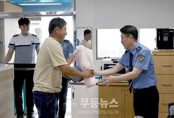 감사장을 수여하고 있는  김기용 여수해경 서장 (여수해경 제공)