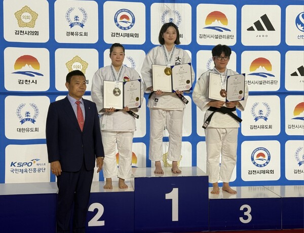  지난 10일 순천시청 김지정 선수가 김천에서 열린 _2025 김천컵 전국유도대회_에서 개인전 동메달을 수상하고, 기념사진을 촬영하고 있다(맨 우측 김지정 선수).jpg