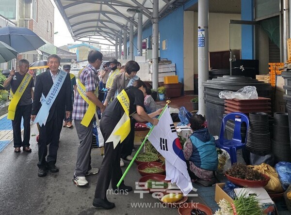 장흥군  태극기 나눔행사 사진/장흥군 제공