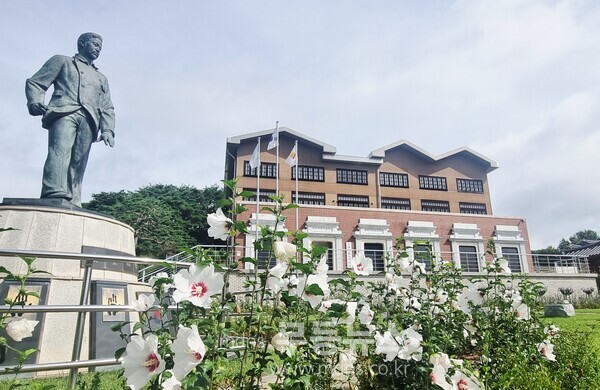 13일 촬영한 함평군 대한민국 임시정부 청사에 무궁화가 만개한 모습/함평군 제공