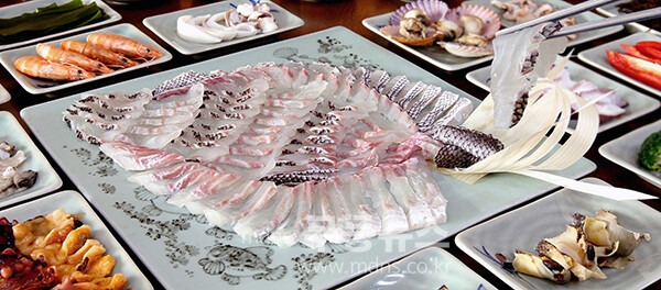 강진 마량  횟집 식탹 (강진군 제공)