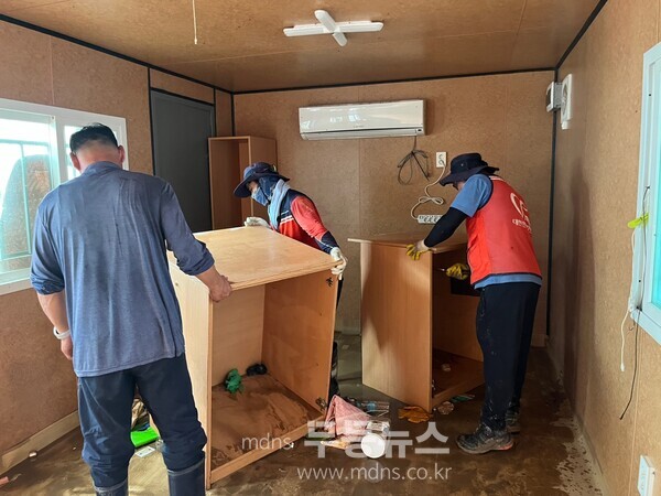 광산구 자원봉사센터가 지난달 19일∼20일 큰 피해가 발생한 주택, 상가, 경로당 등 청소를 지원했다./광산구 제공