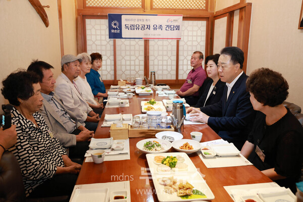 구복규 화순군수(오른쪽 가운데)가 독립유공자 유족들과의 간담회를 열었다./화순군 제공