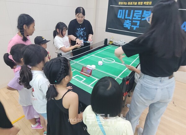 청소년들이 VR체험을 하고 있다.