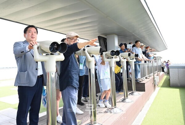 남구 통일열차 관람 (사진왼쪽 김병내 남구청장)