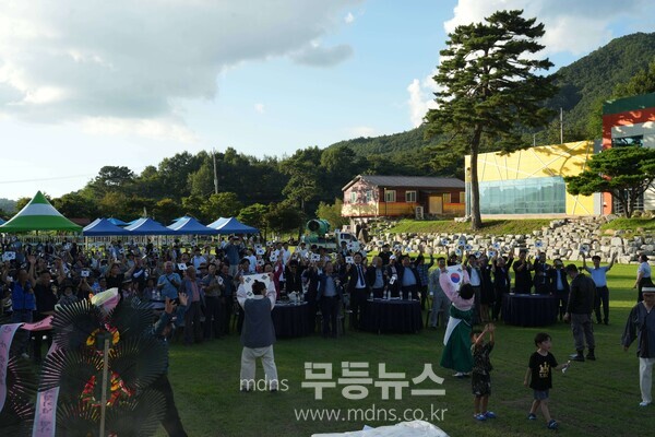 곡성군 겸면에 소재한 목사골문화센터에서 광복절 기념식 및 목화골 군민 효 콘서트를 진행하고 있는 모습/곡성군 제공