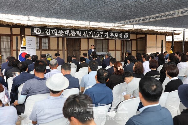 지난 18일, 김대중 대통령 서거 16주기 추모제에서 신안군수 권한대행 김대인 부군수가 추도사를 낭독하고 있다./신안군 제공