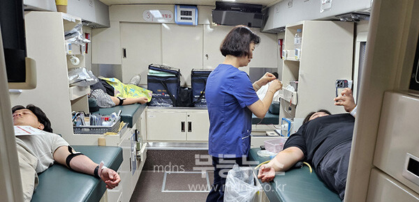 헌혈을 하고 있는 진도군 관내 군민과 사회단체; 그리고 공직자들 (진도군 제공)