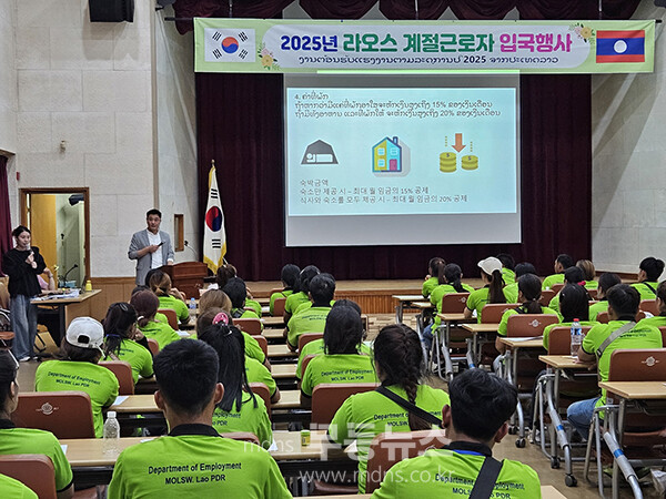 라오스 계절근로자 78명이 지역사회 적응을 위해 교육을 듣는 모습.(사진 제공-나주시)