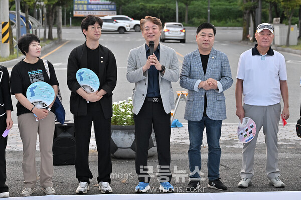 김이강 서구청장이 5‧18과 8‧15 잇는 ‘착한서구 평화열차’ 역사적 첫 운행을 축하하는 인사말을 하고 있다./서구청 제공