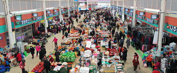 전통시장 장보기 및 소비쿠폰 사용 독려 사진, 함평천지전통시장 전경