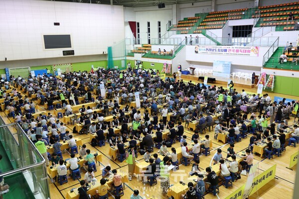 지난 23일 ~ 24일 열린 전라남도지사배 전국 바둑대회에서 참가자들이 열띤 경기를 펼치고 있다.