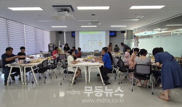 지난 23일, 신안군 다문화가정 부모와 자녀가 함께하는 푸드아트테라피 프로그램을 운영했다./신안군 제공