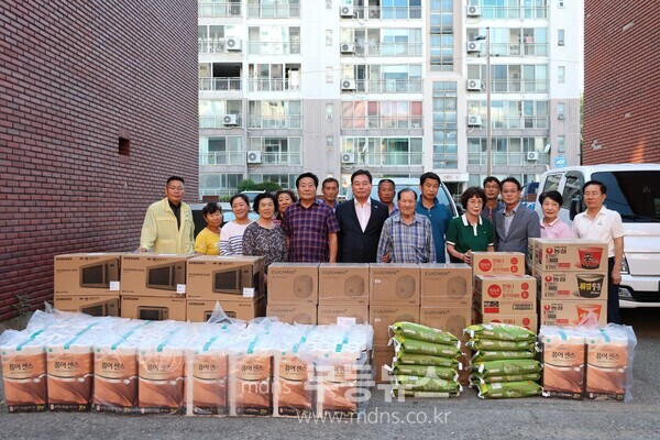 군민을 위해 기탁된 의연물품을 주민들에게 전달하는 무안군