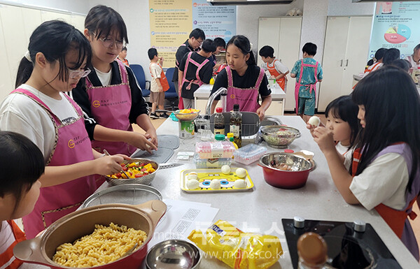 어린이와 청소년을 위한 영양실습 교육을 하고 있는 진도보건소 (진도보건소 제공)