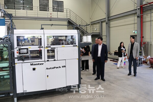 28일 산지유통 실증센터 현장 점검에 나선 김산 군수/무안군 제공