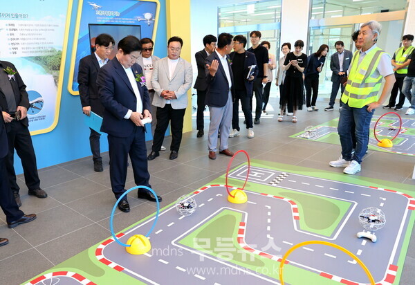 29일 고흥읍 등암리에서 열린 실내 드론체험 놀이터 준공식에서 공영민 고흥군수가 드론 장애물 트랙 체험을 하고 있다./고흥군 제공