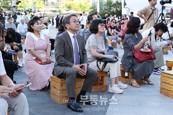 강기정 광주광역시장이 2025 광주디자인비엔날레 개막식에 참석해 개막공연을 관람하고 있다./무등뉴스 유진석