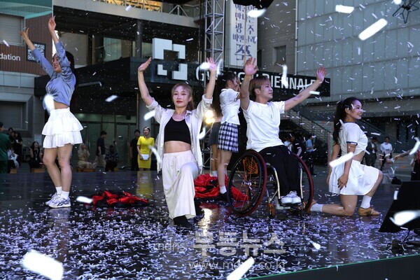 주제공연으로 악기 연주 전문 댄서공연단의 공연이 있었다./무등뉴스 유진석