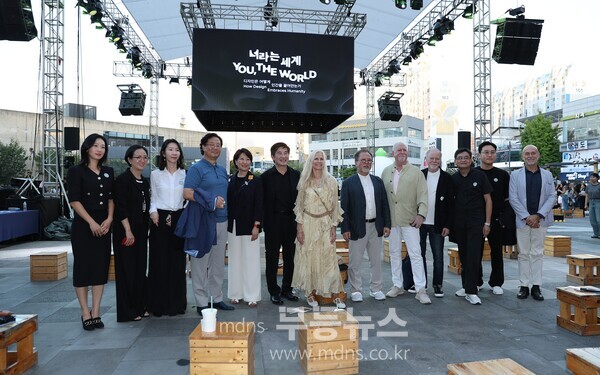 해외 참여작가들이 개막 행사가 끝나고 기념촬영을 하고있다./무등뉴스 유진석