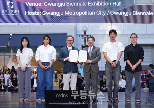 국내.외 학생 4명으로  구성된 학생들과 최수신 교수가 광주포용디자인 메니페스토 선언문을  강기정 시장에게 전달하고있다./무등뉴스 유진석