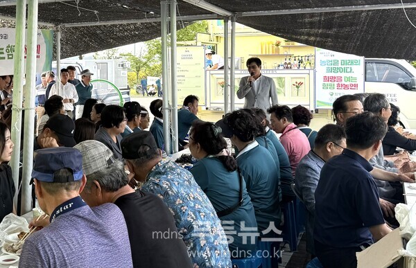 이상익 함평군수가 함평군 후계농업경연인에게 격려하고 있다./함평군 제공