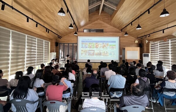 2일 저전나눔터에서 열린 「순천시 치유관광 미래전략 릴레이 특강」에 시민, 공직자, 지역 소상공인들이 참석해 강의를 듣고 있다./순천시 제공