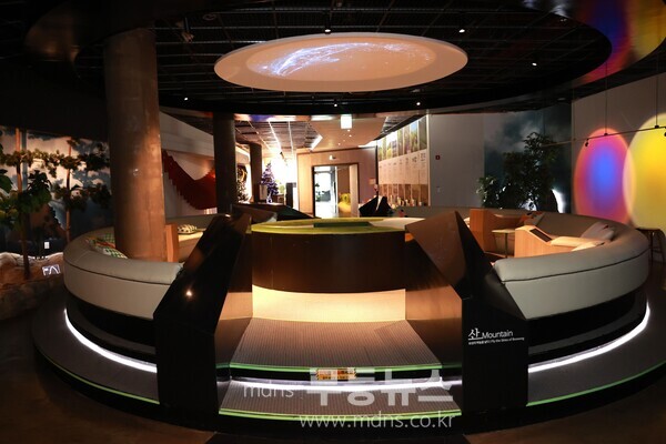 보성군, 차밭을 품은 ‘봇재’ 3층 카페로 새 단장_봇재 3층을 전면 리모델링해 차밭 경관과 빛의 연출을 동시에 즐길 수 있는 새로운 카페 공간으로 조성했다./보성군 제공