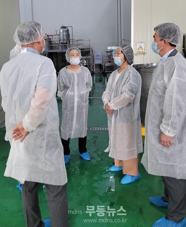 오른쪽 첫 번째 : 강하춘 함평군 부군수 오른쪽 두 번째 : 김행란 전남 농업기술원장/함평군 제공