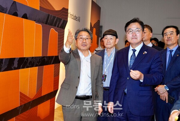 강기정 광주광역시장이 5일 광주를 찾은 우원식 국회의장과 광주비엔날레전시관에서 '2025 광주디자인비엔날레' 전시를 관람하고 있다./광주광역시 제공